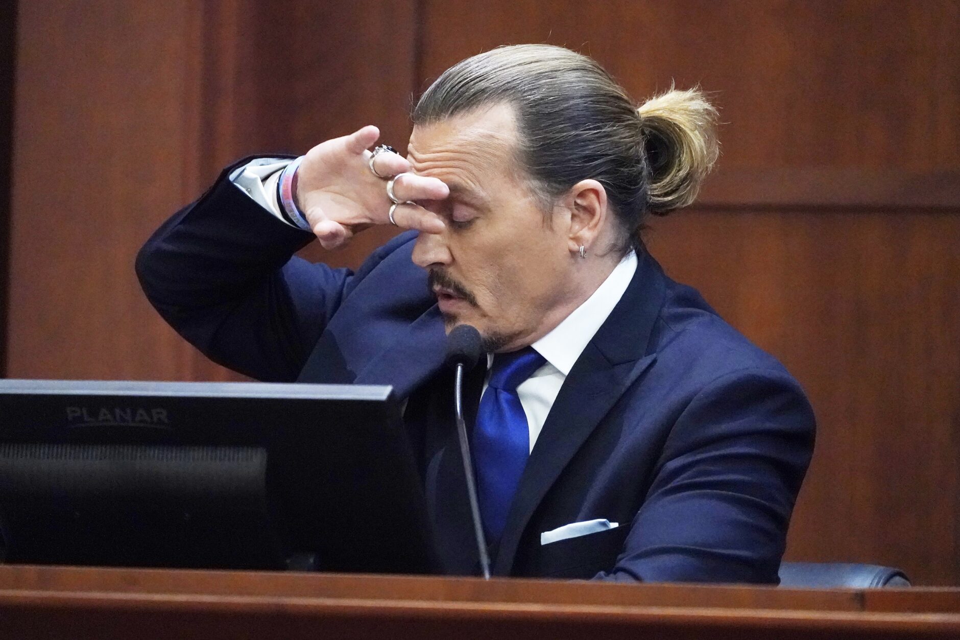 Обложка: Джонни Депп на судебном процессе