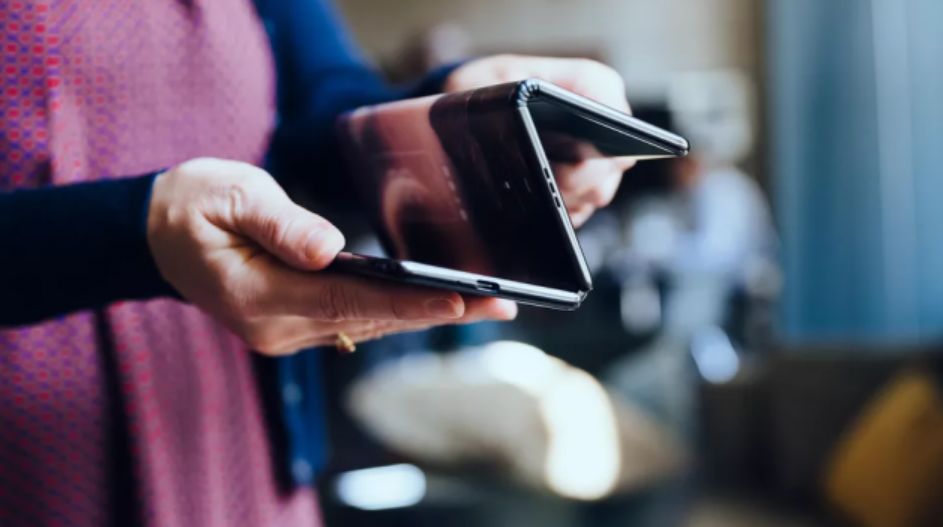 Смартфоны новой серии Samsung Galaxy Z будут складываться в двух местах - изображение обложка