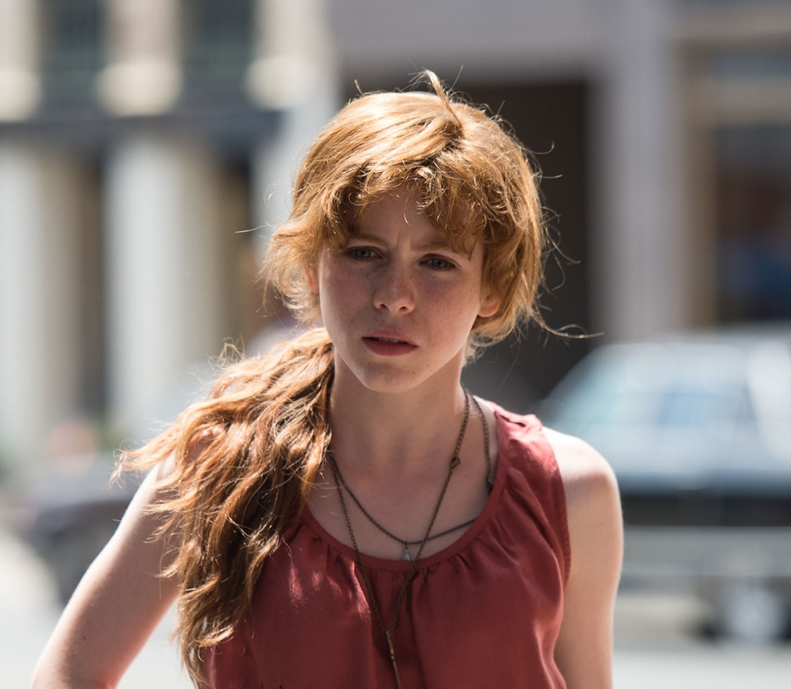 Оно про девчонку. Оно 2017 беверли в туалете. Оно про девчонку. Оно про девчонку. Оно следует за тобой 2014.