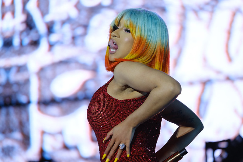 «Тогда женщины стреляли в них»: Cardi B выразила уважение советским женщинам-солдатам - изображение обложка