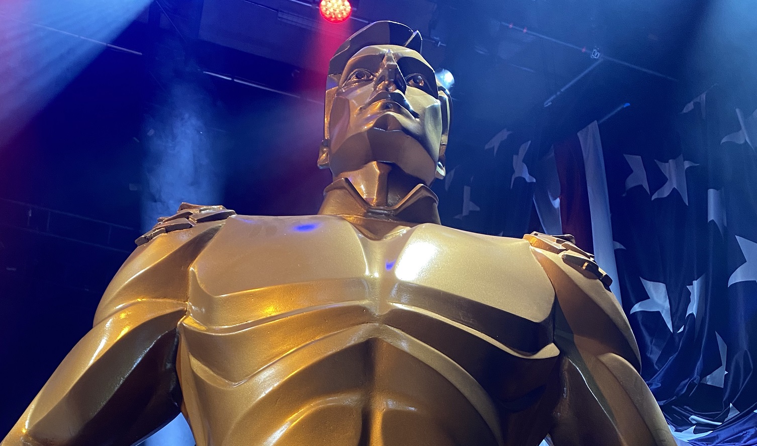 Появились первые фото со съемок 3 сезона «Пацанов». Показали статую супергероя - изображение обложка