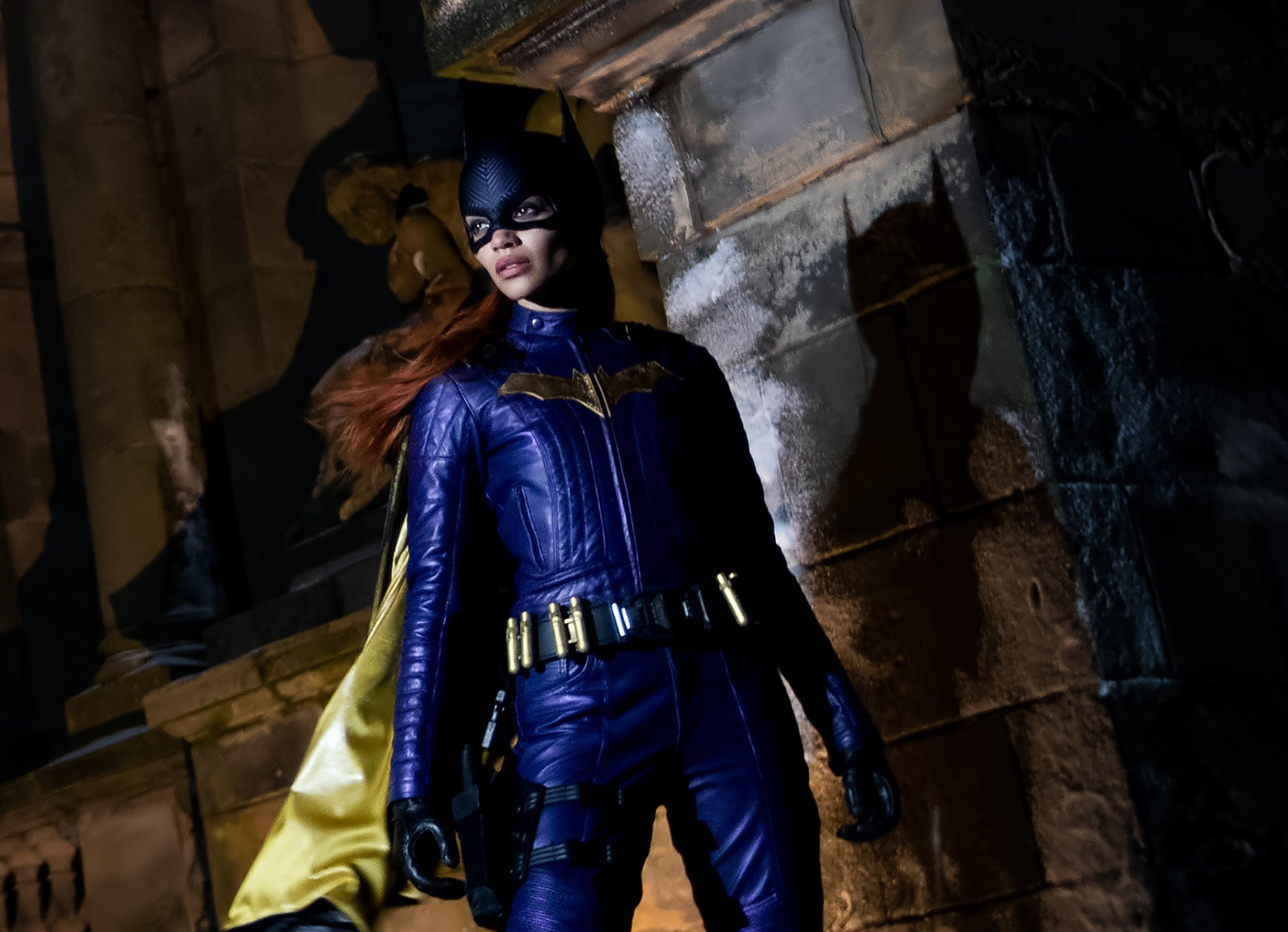 Обложка: Лесли Грэйс на промо к фильму «Бэтгёрл»