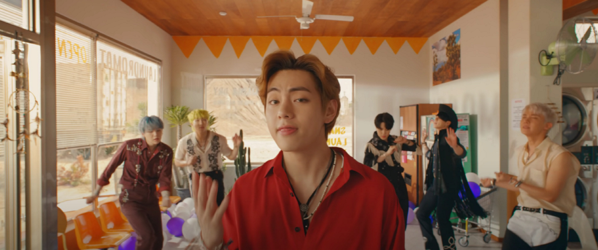 Обложка: скриншот «Канобу»/YouTube-канал HYBE LABELS