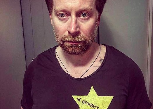 Актёр из «Притяжения» выложил фото с жёлтой звездой на футболке и надписью «не привит» - изображение обложка