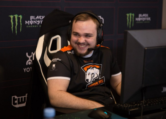 На турнире по Dota 2 игроки Virtus.pro играли в Apex Legends во время пиков - изображение обложка