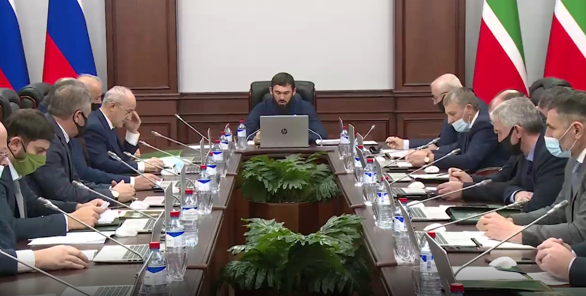 Парламент Чечни попросил главу СК и генпрокурора проверить слова режиссёра Сокурова - изображение обложка