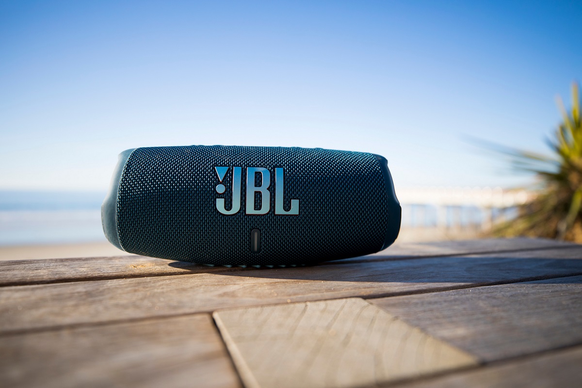 В России представили портативную колонку JBL Charge 5 - изображение обложка