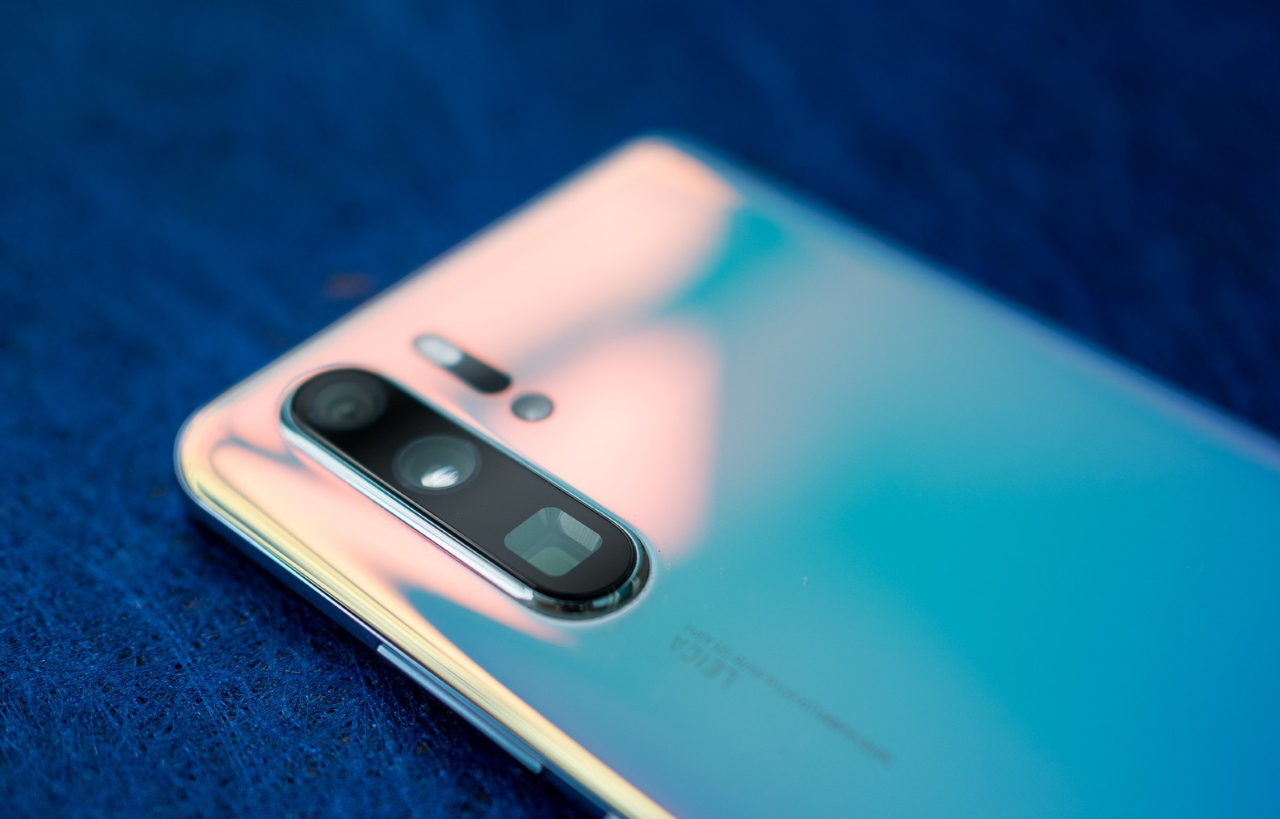 Huawei P40 получит первый графеновый аккумулятор в мире. Он заряжается в пять раз быстрее обычного - изображение обложка