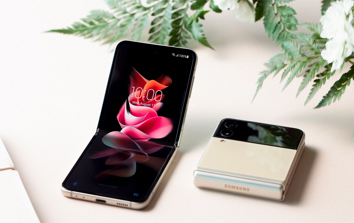Представлен Samsung Galaxy Flip 3: гибкий смартфон с двумя экранами и поддержкой 5G - изображение обложка