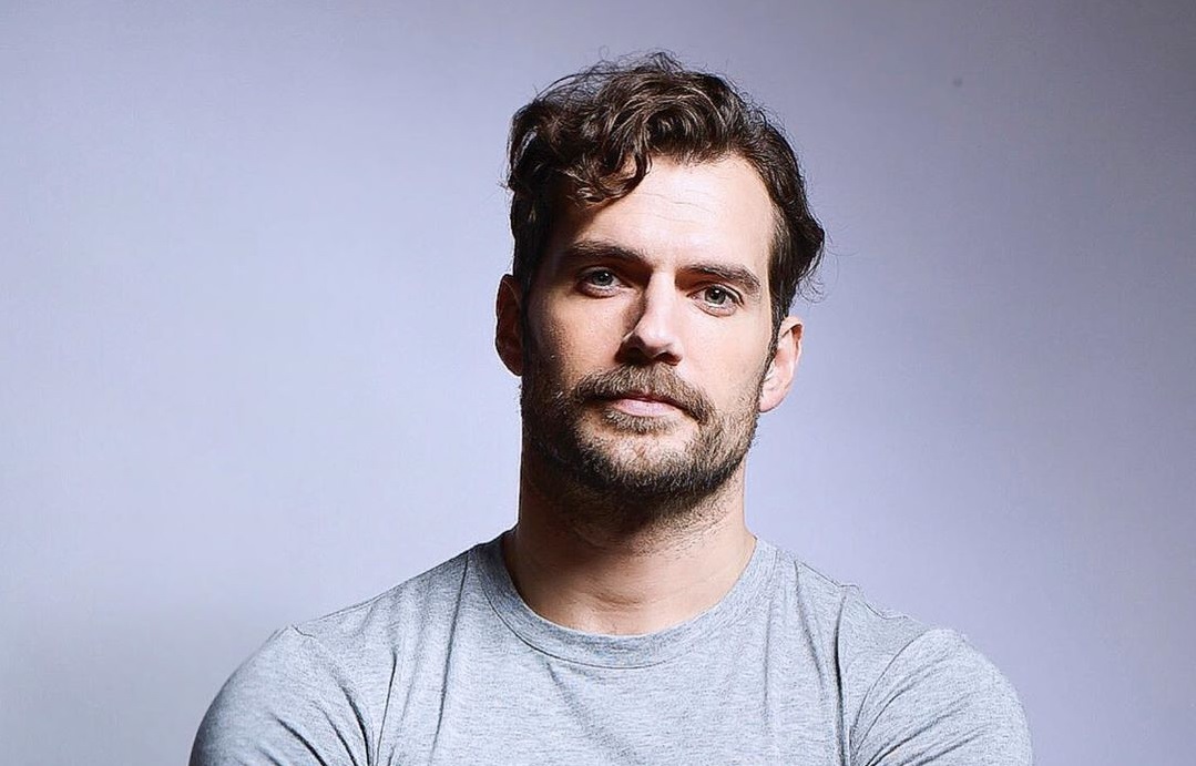 Появился первый кадр «Энолы Холмс», где Генри Кавилл играет Шерлока - изображение обложка