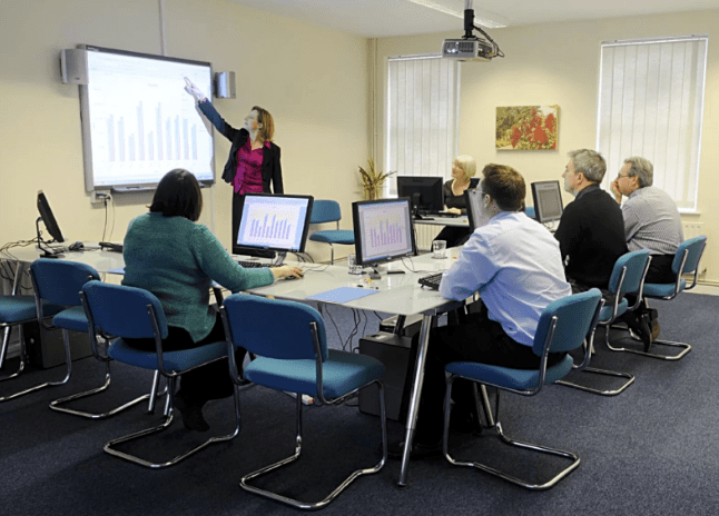 Россиянам интересны иностранные языки и профильные курсы. Это необходимо для карьерного роста - изображение обложка