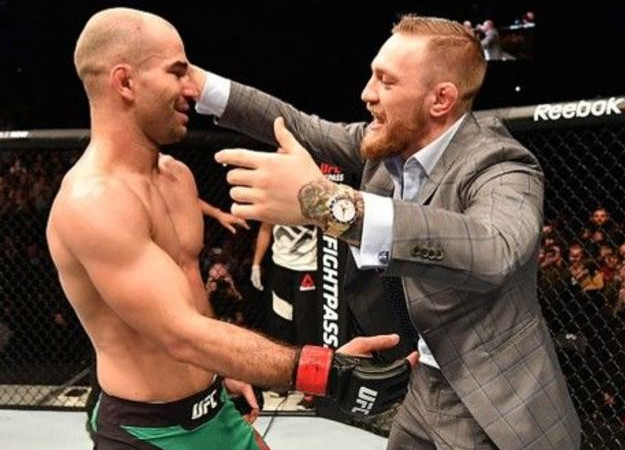 Звезда MMA Конор Макгрегор с друзьями атаковал автобус UFC. Все из-за конфликта с российским бойцом - изображение обложка