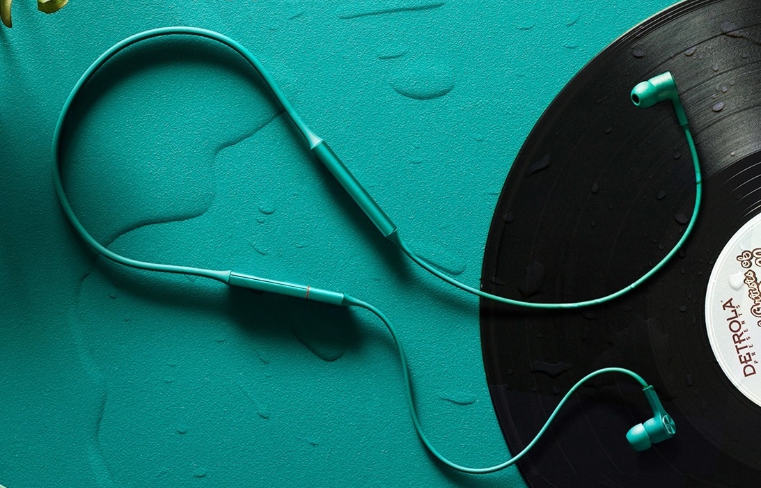 В России представили Huawei FreeLace Pro — беспроводные наушники с активным шумоподавлением - изображение обложка