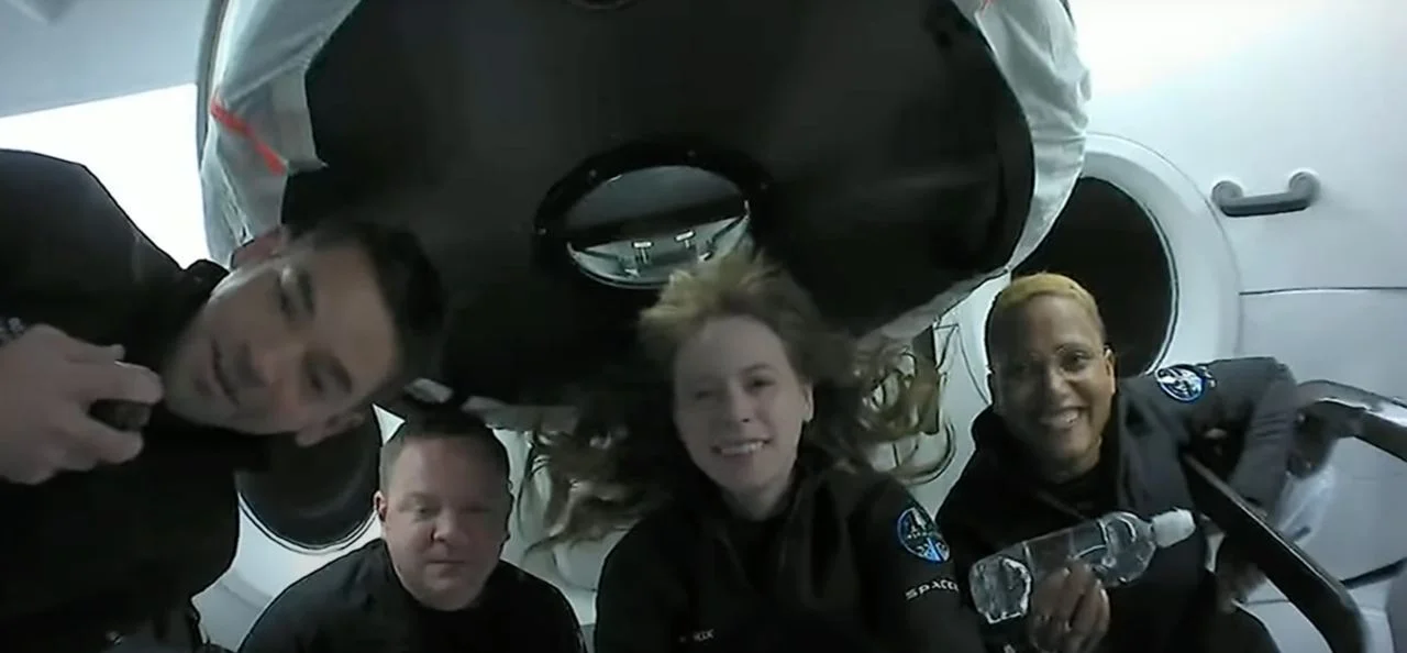 Первый гражданский экипаж SpaceX устроил «шоу талантов» в прямом эфире с орбиты - изображение обложка