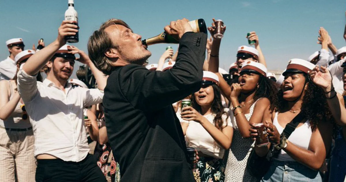 Мадс Миккельсен превращается в алкоголика в трейлере фильма «Еще по одной» - изображение обложка