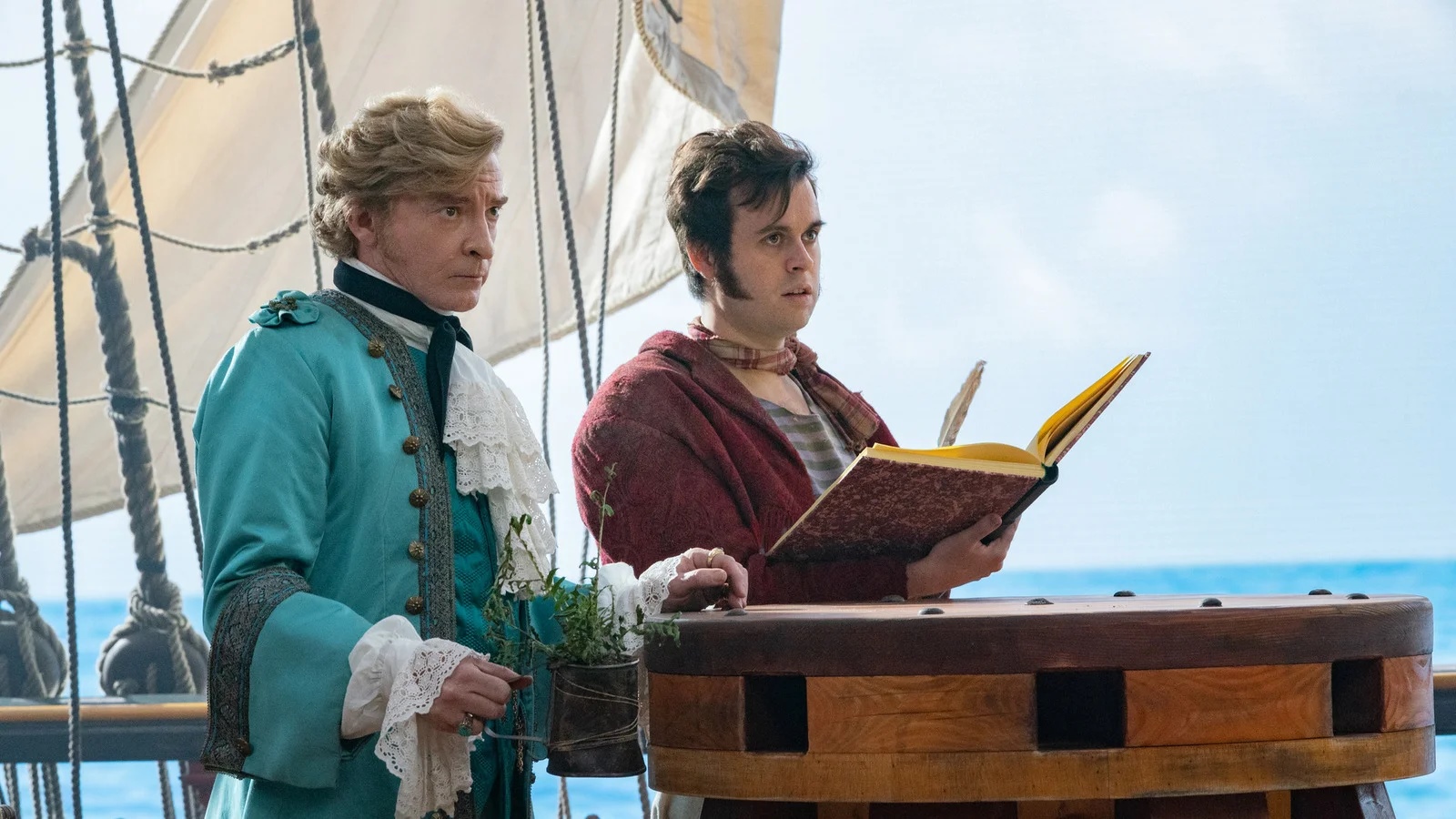 Обложка: кадр из сериала «Наш флаг означает смерть» (2022—…)