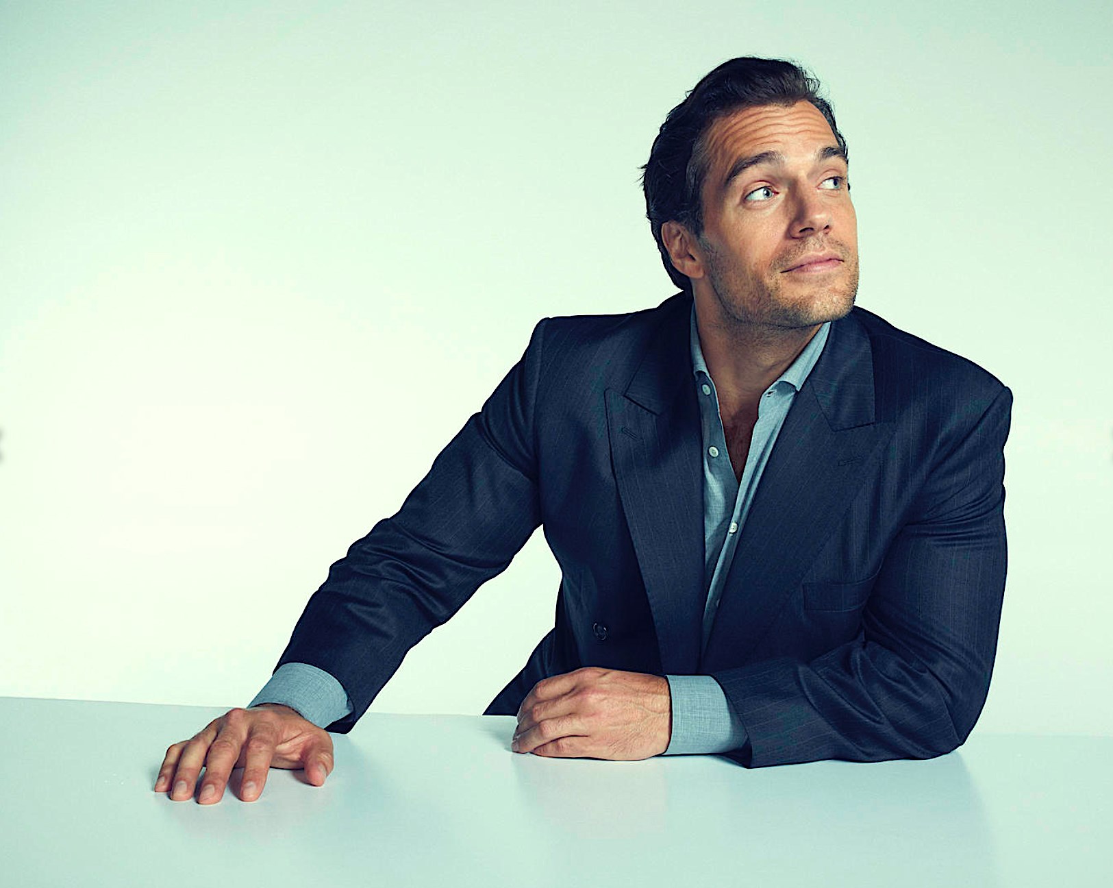 Генри Кавилл поделился новым селфи и случайно раскрыл свой будущий проект. Все из-за нейросетей - изображение обложка