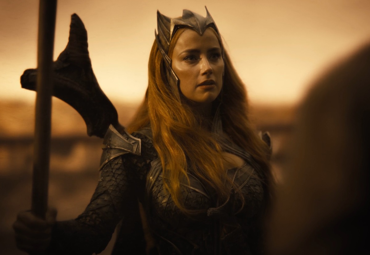 «Лига справедливости»: Эмбер Хёрд не может двигаться в костюме Меры на закадровом видео - изображение обложка