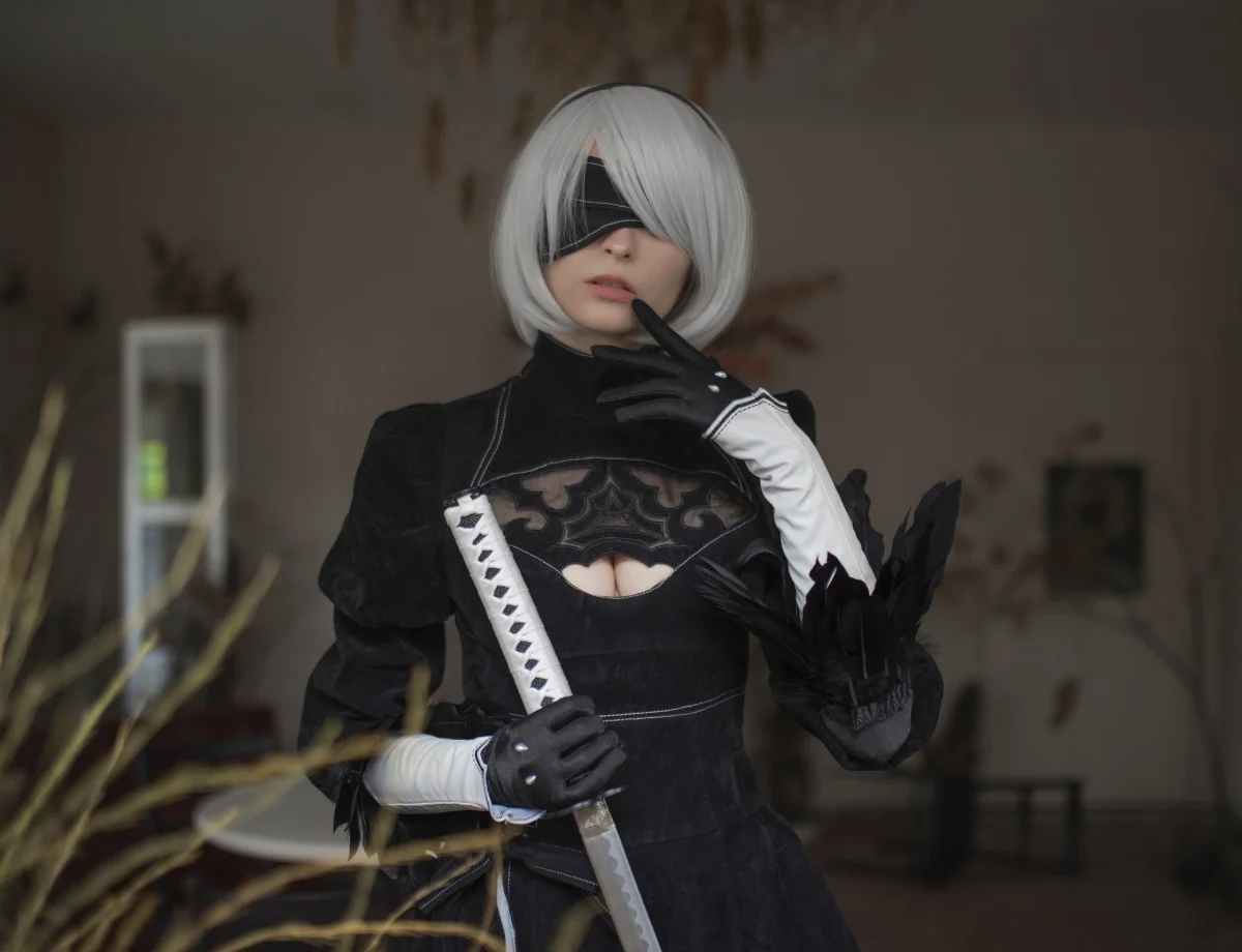 Косплей 2b из nier automata. NIER Automata 2b косплей. Косплей 2b из NIER Automata 18. NIER Automata 2b Cosplay Алиса Шульц. NIER Automata косплей горячий.