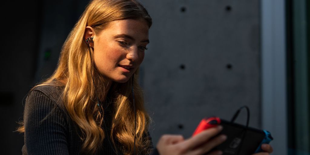 В России представили игровые проводные наушники Logitech G333 - изображение обложка