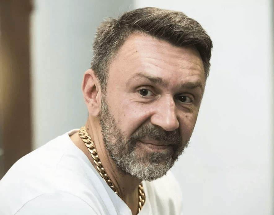 В России выйдет сериал про средневековый карантин. Его продюсеры — Шнуров и Канделаки - изображение обложка