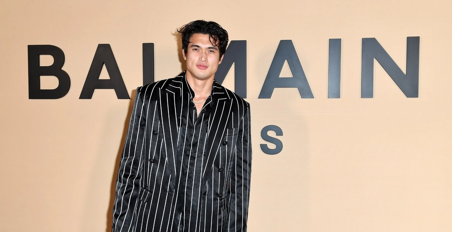 Звезда «Ривердейла» показал своего деда в молодости: они как две капли воды - изображение обложка