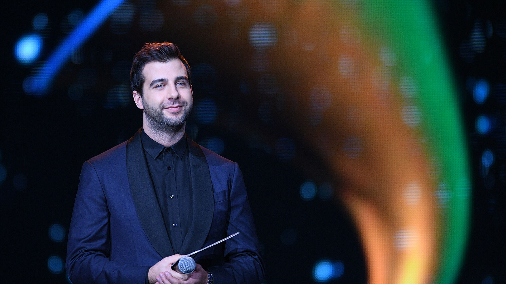 Иван Ургант вернулся в студию. Ведущий переболел коронавирусом - изображение обложка