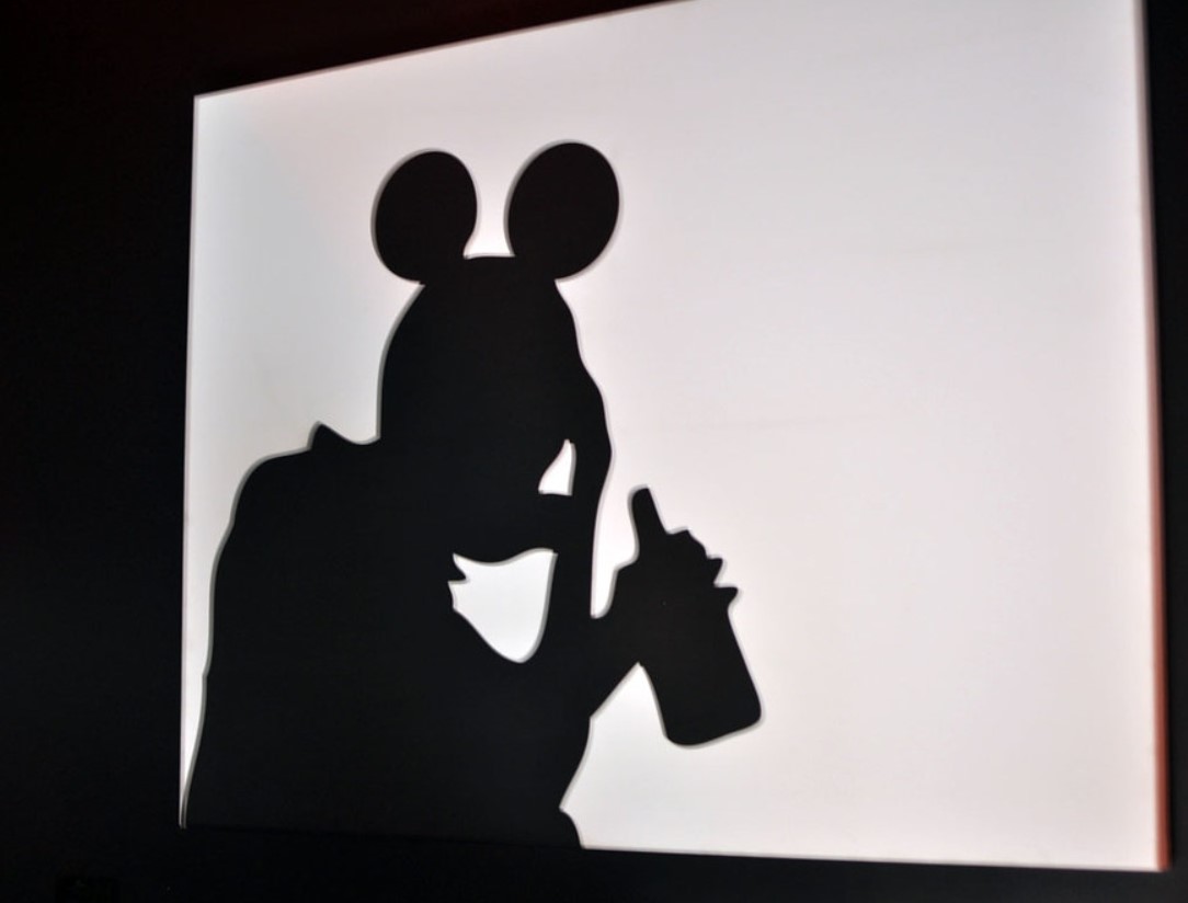 Микки Маус затянул пояс. Disney не платит зарплату почти половине сотрудников - изображение обложка