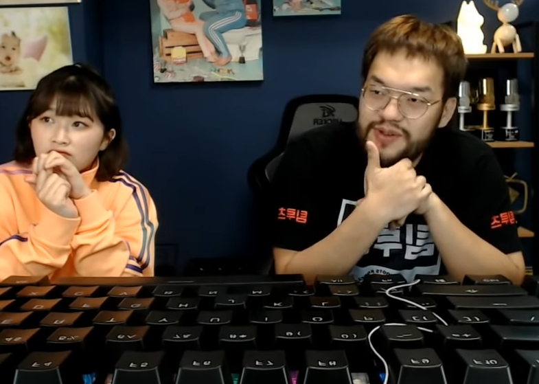 Стример провел матч в StarCraft на гигантской клавиатуре. И победил