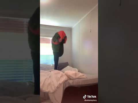 В TikTok новый тренд: люди пытаются стянуть толстовку ногой (чаще всего у них не получается) - изображение обложка