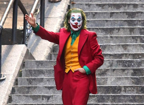 Съемки «Джокера» с Хоакином Фениксом завершены. Клоун-убийца машет вам рукой на последних фото! - изображение обложка