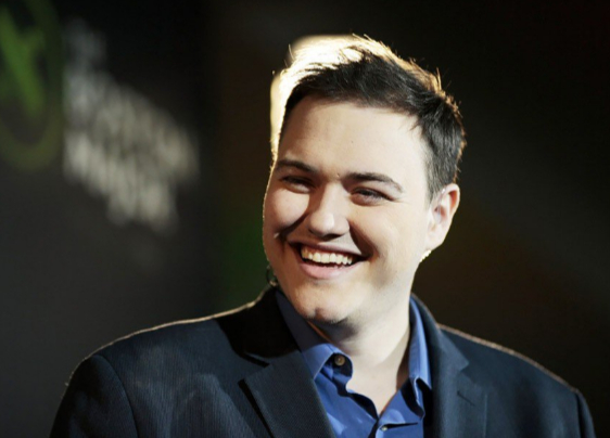 Ведущий турнира по Dota 2 выпил на сцене пиво из ботинка (дважды)