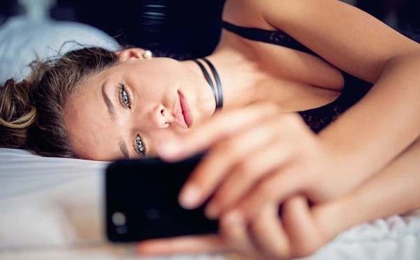 На секс негативно влияют эмоциональное выгорание и стресс на работе - изображение обложка