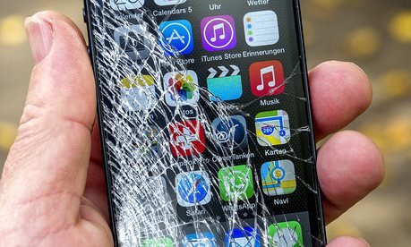 Продажи iPhone упали впервые в истории