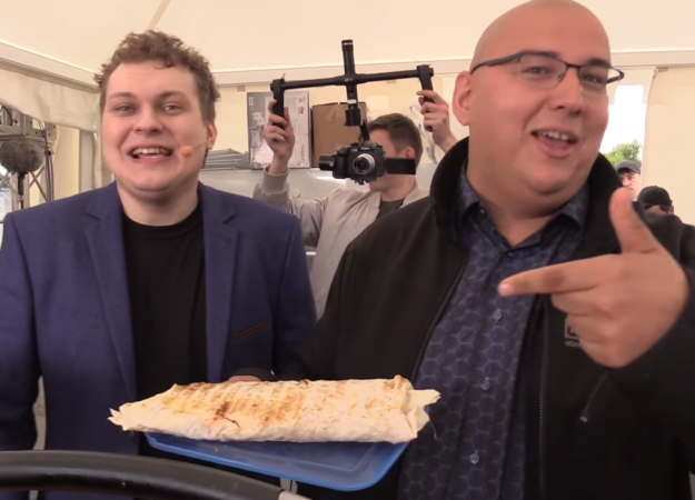 «Ощущения на кончиках»: Логвинов попробовал шаверму от Хованского - изображение обложка