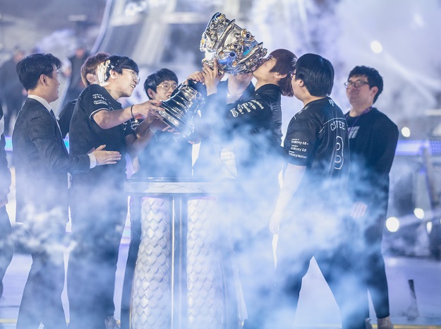 Финал ЧМ по League of Legends смотрело более 100 млн зрителей! - изображение обложка