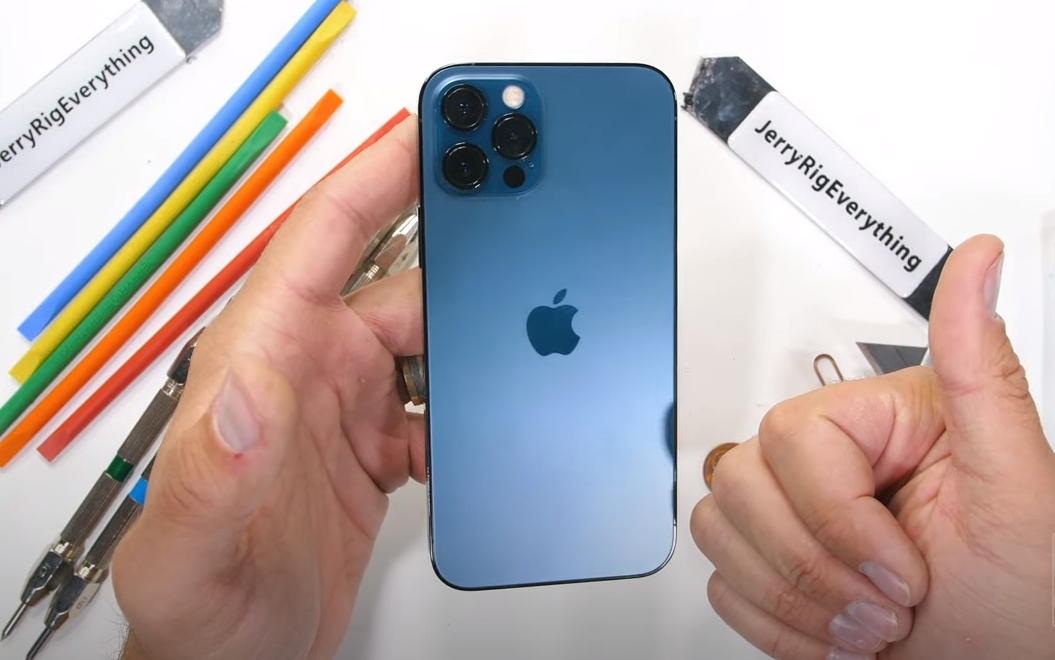 iPhone 12 почти не царапается и не гнется руками