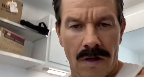 Усы на месте: Марк Уолберг показал образ Салли из экранизации Uncharted - изображение обложка