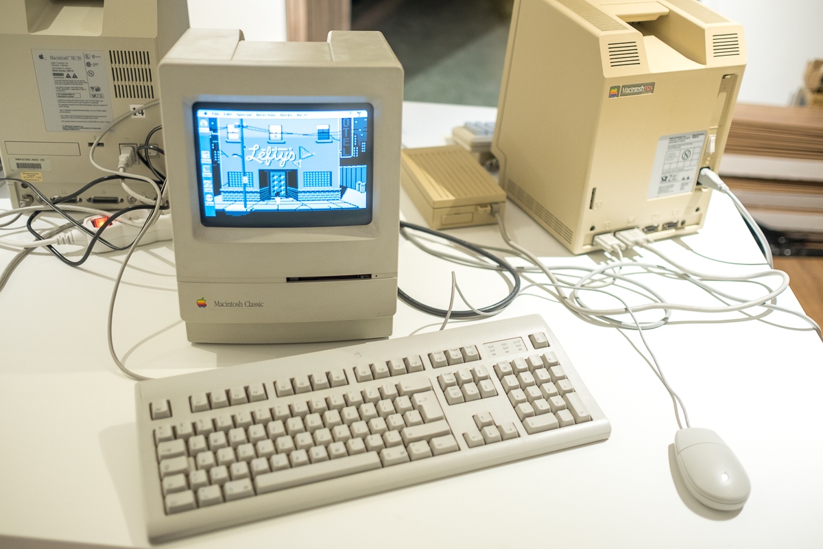 К iPhone X подключили клавиатуру и мышку от древнего ПК Macintosh 128K. И все заработало! - изображение обложка