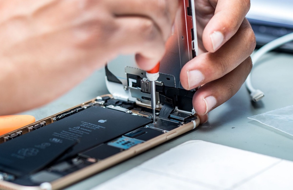 Apple запретила гарантийное и платное обслуживание «серых» iPhone в России - изображение обложка