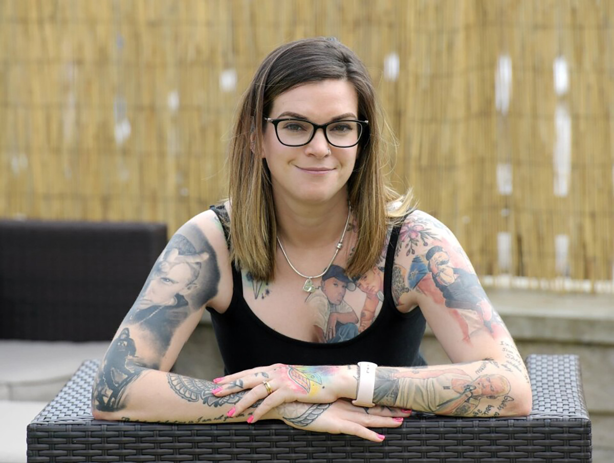 28 татуировок с Эминемом. Женщина установила необычный мировой рекорд - изображение обложка