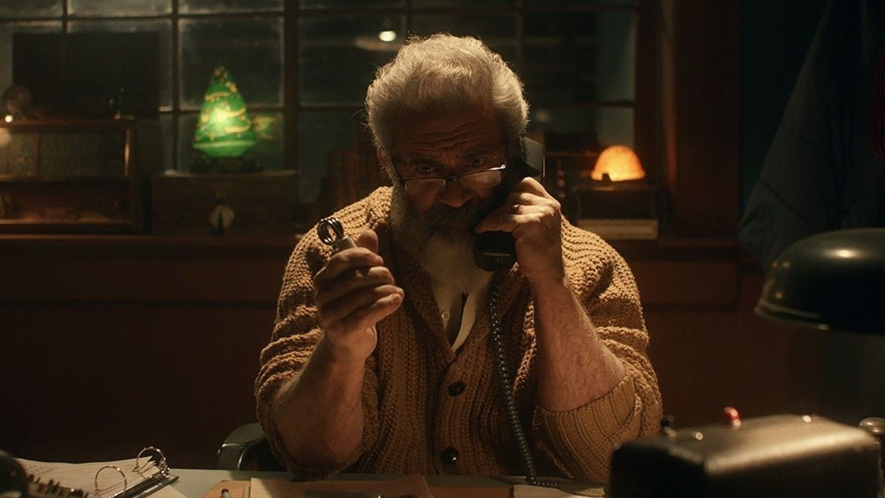 Критики дали неоднозначную оценку мрачной комедии «Охота на Санту-Клауса» с Мэлом Гибсоном - изображение обложка