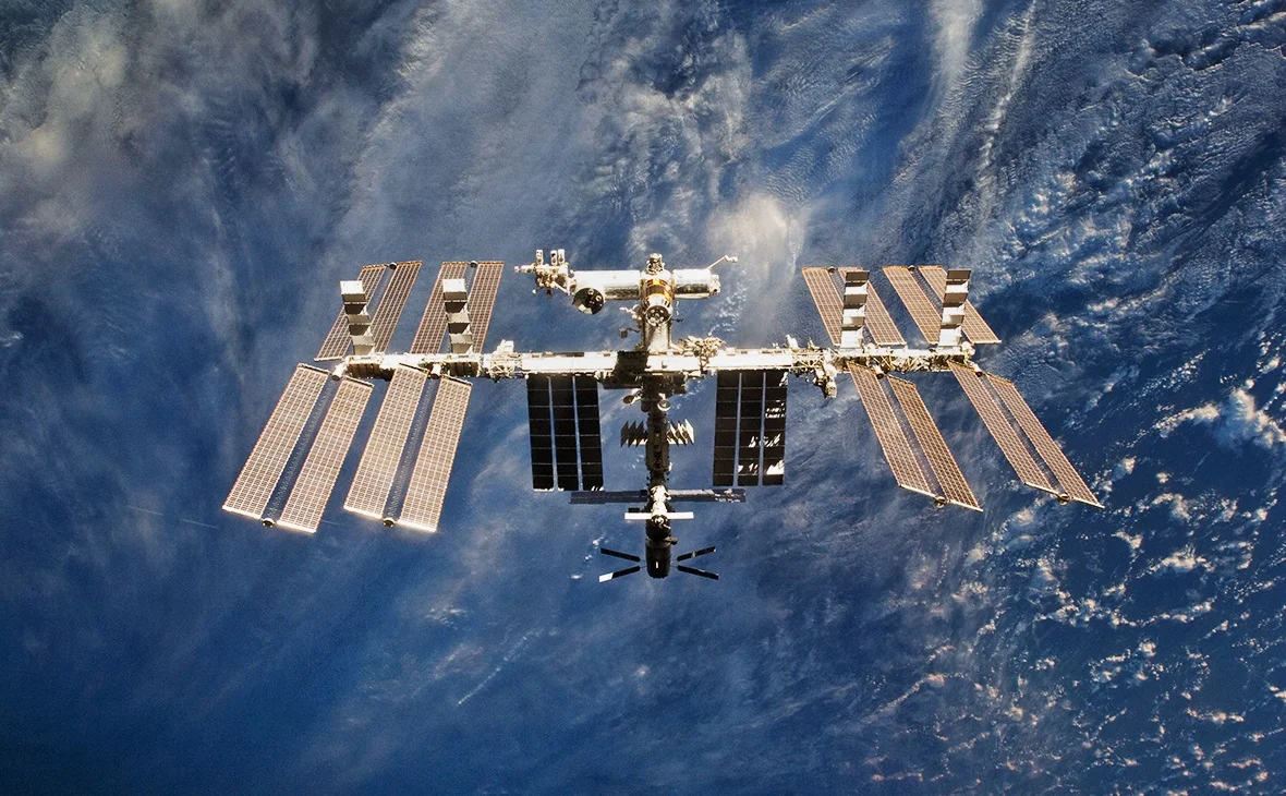 В 2021 году SpaceX Crew Dragon отвезет на МКС трех первых туристов - изображение 1
