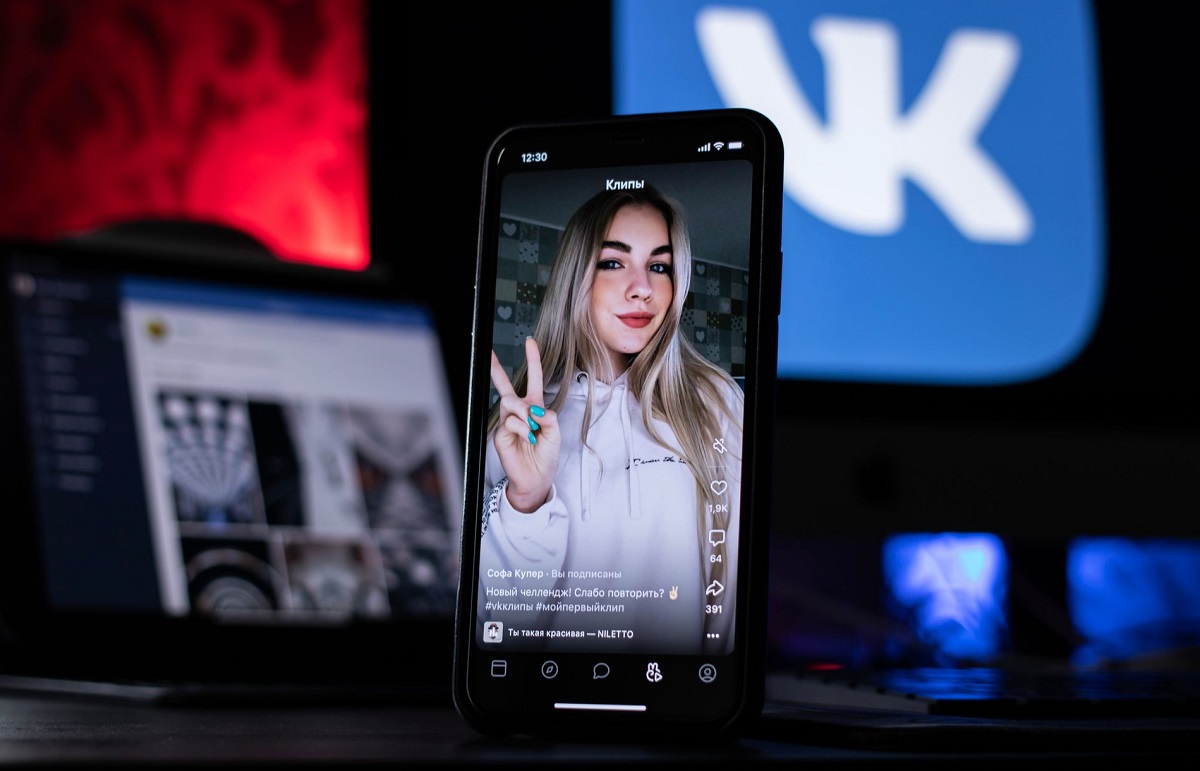 Снимать короткие видео во «ВКонтакте» и вставлять в них спецэффекты теперь можно с помощью жестов - изображение обложка