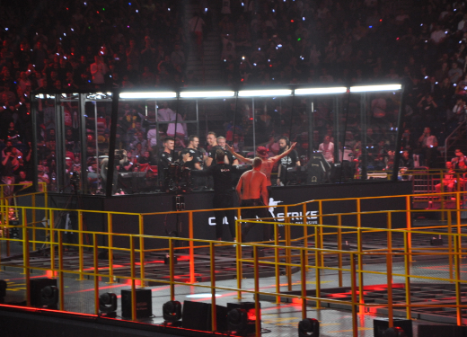 В финале «мейджора» по CS:GO фанаты прорвались на сцену и бросились к Astralis - изображение обложка