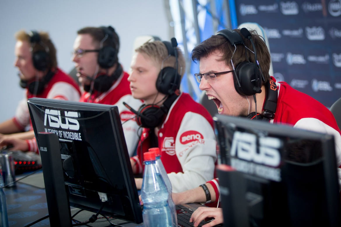 Исследование: киберспортсмены курят и пьют реже остального населения - изображение обложка