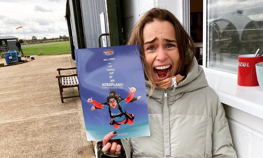 На свой день рождения Эмилия Кларк спрыгнула с парашютом. Актриса показала фото - изображение обложка