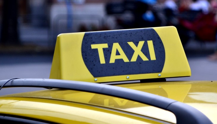 Блогеры ради пранка угнали такси премиум-класса. Их арестовали, возбуждено уголовное дело - изображение обложка