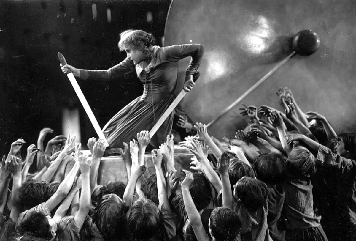 Обложка: кадр из фильма «Метрополис»