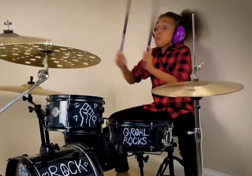 Лидер Foo Fighters устроил битву на барабанах с 10-летней музыканткой - изображение обложка